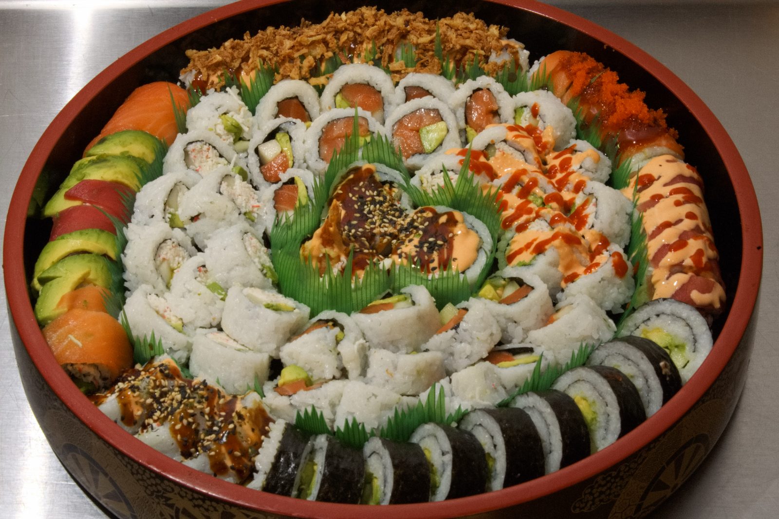 Mixed tray, house rolls at the center